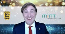 Benjamin Gesing von „MINT Zukunft schaffen e.V.“ moderierte die digitale Ausgabe der diesjährigen Auszeichnung „MINT-freundlicher Schulen“. MINT2021Benjamin Gesing